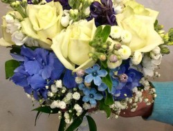 79 - Kulatá letní svatební kytice z růží, hortenzií, delfinia a gypsofily