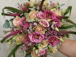 84 - Svatební kytice, kde základ tvoří růže, eustoma, veronica a wax (limonium)