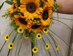 85 - Podzimní svatební kytice ze slunečnic a solidága s trávou a drobnými žlutými santinkami